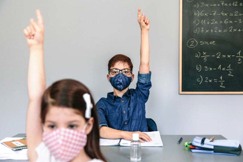 Schulkinder mit Masken im Unterricht